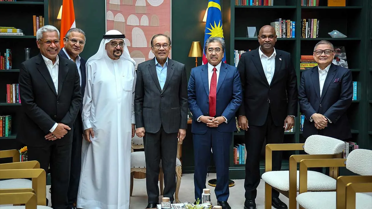 KERALAM, 14 Sept - Perdana Menteri Datuk Seri Anwar Ibrahim mengadakan pertemuan dua hala dengan pemimpin perniagaan, Naib Pengerusi Kumpulan Sharaf Mejar Jeneral Sharafuddin Sharaf (tiga, kiri), dari UAE-India Business Council " UAE Chapter (UIBC-UC) di Calicut hari ini. - fotoBERNAMA (2026) HAK CIPTA TERPELIHARA