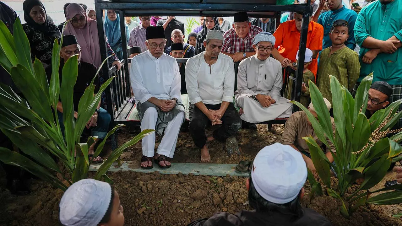 BUKIT MERTAJAM, 25 Sept - Perdana Menteri Datuk Seri Anwar Ibrahim ketika pengebumian jenazah abangnya Allahyarham Idrus Ibrahim di Tanah Perkuburan Islam Cheruk Tok Kun Bawah hari ini. Allahyarham Idrus, 83, menghembuskan nafas terakhir ketika sedang tidur di rumahnya di Cheruk Tok Kun pada 6.10 petang semalam. - fotoBERNAMA (2026) HAK CIPTA TERPELIHARA