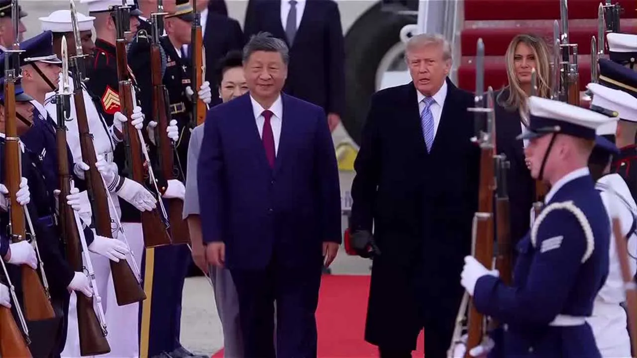 VIDEO SHOWS: U.S. PRESIDENT DONALD TRUMP AND U.S. FIRST LADY MELANIA TRUMP GREETING CHINA PRESIDENT XI JINPING AND CHINA FIRST LADY PENG LIYUAN  / XI AND TRUMP WALKING / XI AND TRUMP TALKING 