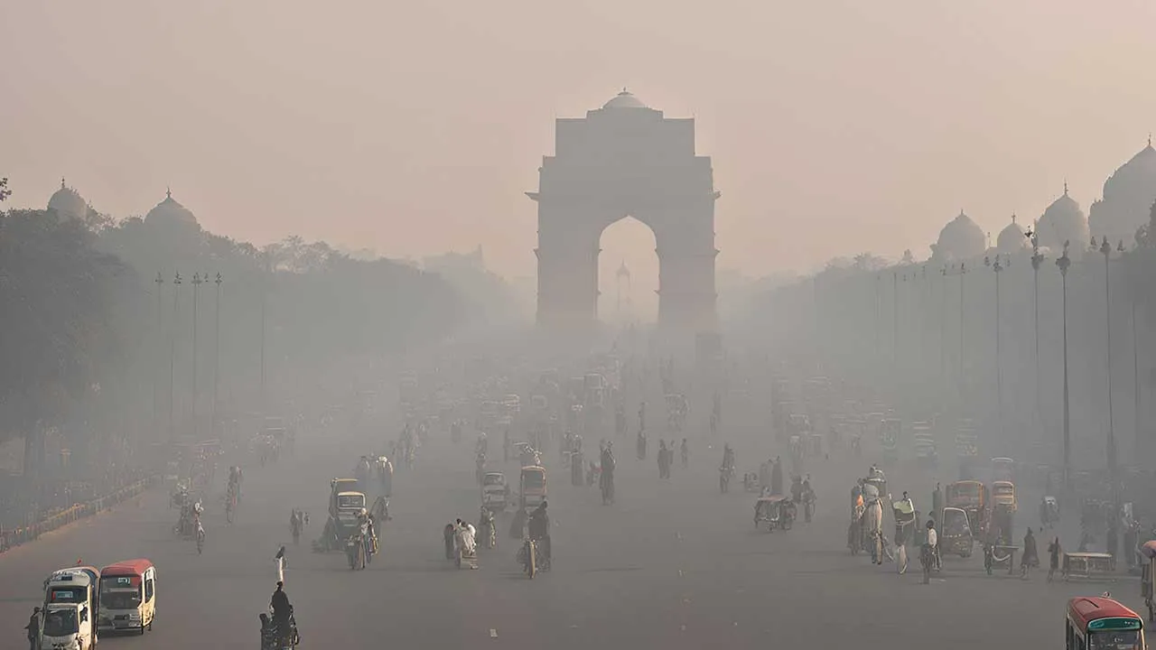 Delhi air pollution, India Gate smog, Urban traffic in Delhi, Smoggy morning at India Gate, Air pollution in New Delhi, Traffic congestion and pollution, Hazy skyline of Delhi