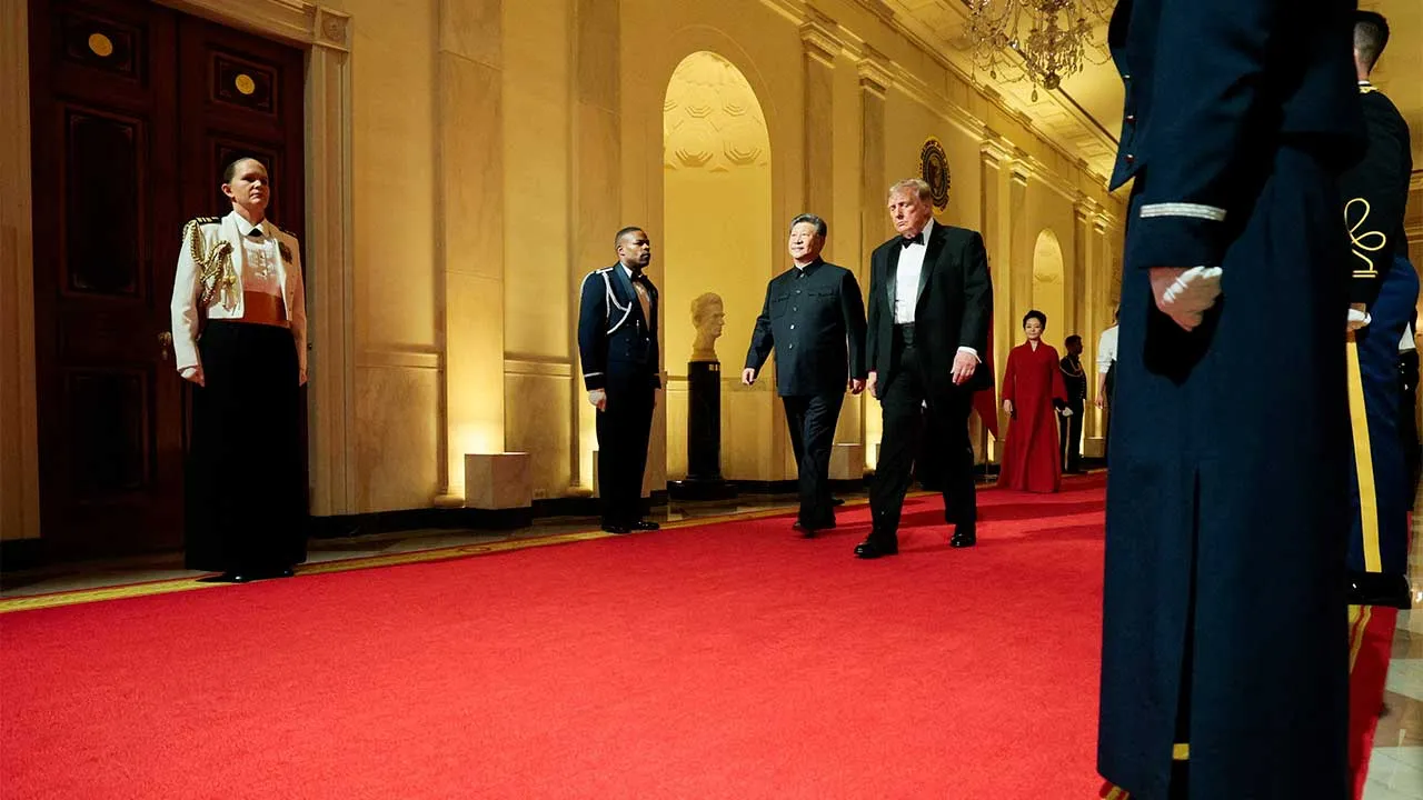 US President Donald Trump and Chinese President Xi Jinping walk, followed by U.S. first lady Melania Trump and Peng Liyuan, the wife of Chinese President Xi, at the White House on the day of a state dinner in Washington, D.C., US, September 24, 2026. REUTERS/Evelyn Hockstein
