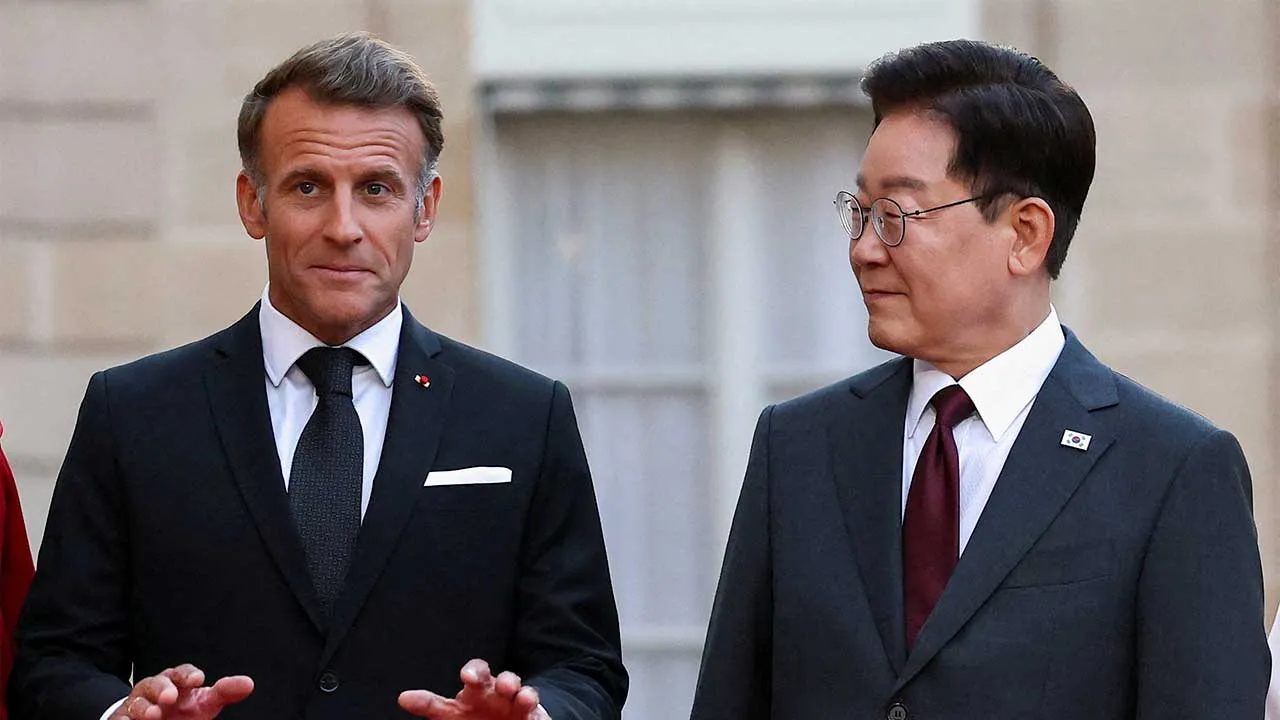 FILE PHOTO: French President Emmanuel Macron welcomes South Korean President Lee Jae Myung ahead of a state dinner at the Elysee Palace during a state visit to France, in Paris, France, September 8, 2026. REUTERS/Gonzalo Fuentes/File Photo