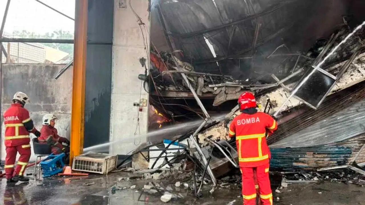 PUCHONG – Empat buah kilang musnah dalam kebakaran di Taman Perindustrian Puchong di sini pada Khamis.