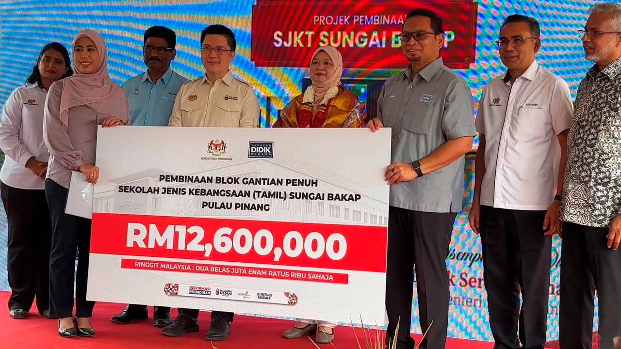 Fadhlina Sidek di Majlis Penyerahan Surat Setuju Terima (SST) bagi pembinaan SJKT Sungai Bakap, di sini, pada Ahad... kredit AWAN I