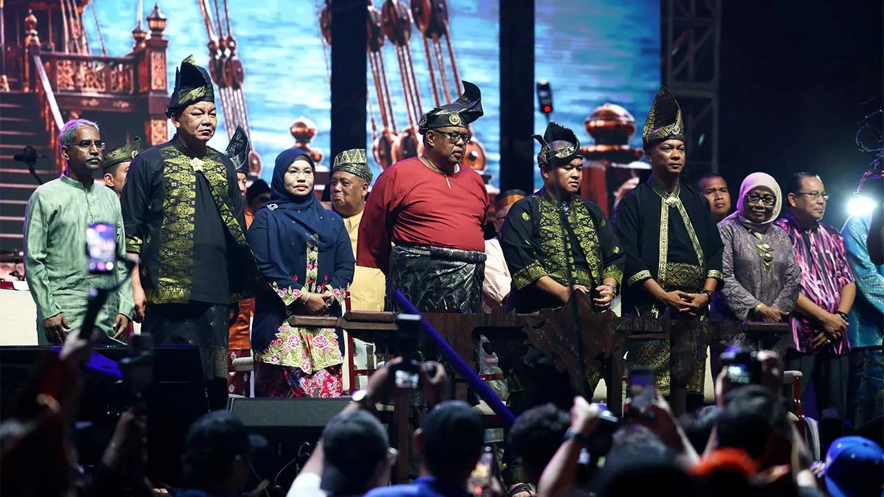 ALOR GAJAH, 19 Sept - Ketua Menteri Melaka Datuk Seri Ab Rauf Yusoh (tengah) bersama barisan tetamu kehormat yang hadir pada Perasmian Festival Seni Selat dan Sungai Melaka 2026 di Lapangan Tanjung Bidara Airstrip, Kem Terendak Melaka hari ini. - fotoBERNAMA (2026) HAK CIPTA TERPELIHARA