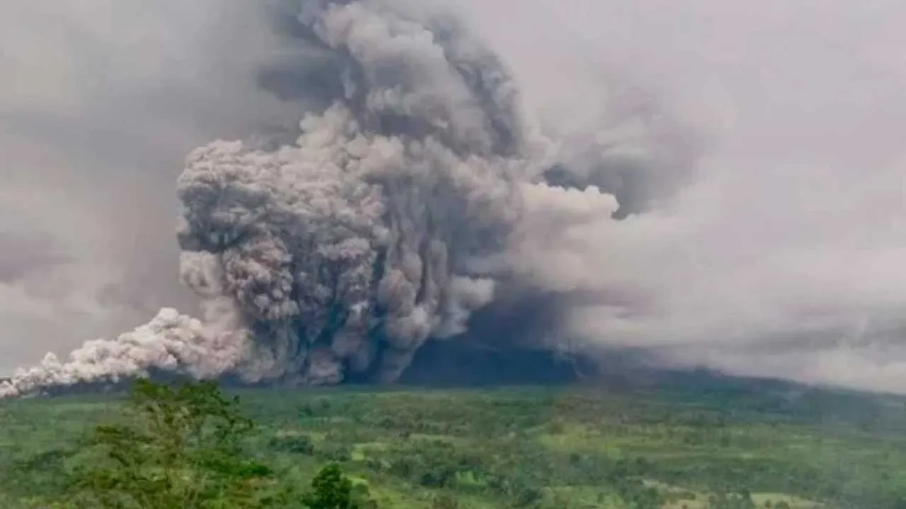 [TB]_Gunung Semeru Jawa Timur meletus tiga kali_SINAR
