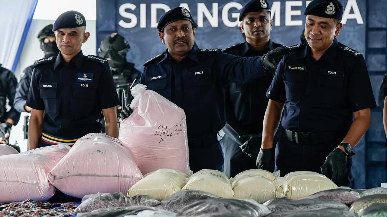 KUALA SELANGOR, 9 Sept - Pengarah Jabatan Siasatan Jenayah Narkotik (JSJN) Bukit Aman Datuk Hussein Omar Khan menunjukkan barangan rampasan pada sidang media mengenai kejayaan JSJN dalam membongkar makmal haram memproses dadah dan menumpaskan sindiket pengedaran dadah tempatan dan antarabangsa bernilai RM 2.41 billion di Jalan Eko Perindustrian, Puncak Alam hari ini. - fotoBERNAMA (2026) HAK CIPTA TERPELIHARA