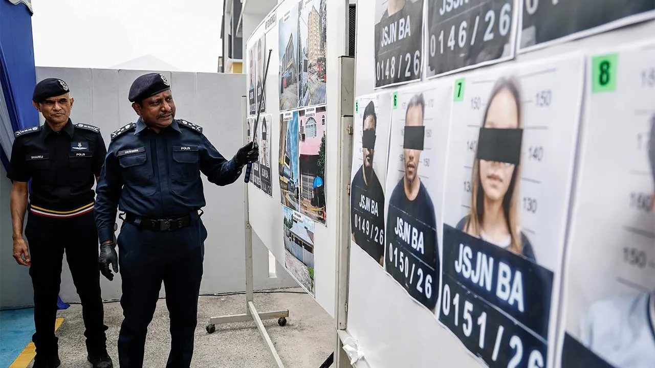 KUALA SELANGOR, 9 Sept - Pengarah Jabatan Siasatan Jenayah Narkotik (JSJN) Bukit Aman Datuk Hussein Omar Khan (kanan) menunjukkan fotofit suspek yang ditahan pada sidang media mengenai kejayaan JSJN dalam membongkar makmal haram memproses dadah dan menumpaskan sindiket pengedaran dadah tempatan dan antarabangsa bernilai RM 2.41 billion di Jalan Eko Perindustrian, Puncak Alam hari ini. - fotoBERNAMA (2026) HAK CIPTA TERPELIHARA