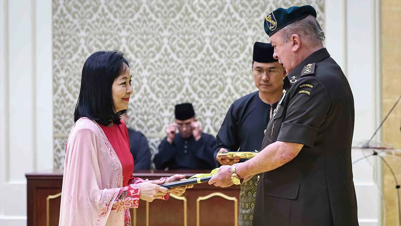 KUALA LUMPUR, 10 Sept - Yang di-Pertuan Agong Sultan Ibrahim berkenan mengurniakan surat cara pelantikan kepada Hakim Mahkamah Rayuan Alice Loke Yee Ching di Istana Negara hari ini. - fotoBERNAMA (2026) HAK CIPTA TERPELIHARA