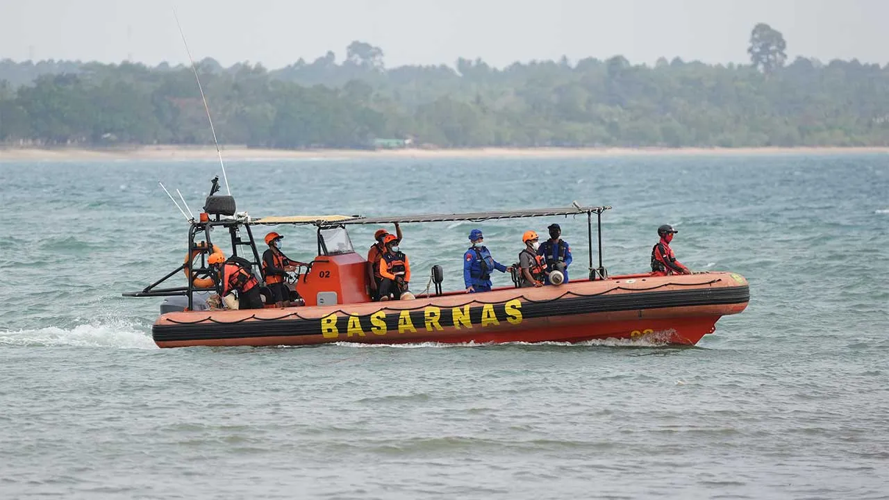 Rescuers ride on a rubber boat during the search for the journalists who went missing while covering the eruption of Mount Anak Krakatau, in Pandeglang, Indonesia, Wednesday, Sept. 9, 2026. (AP Photo/Dziki Oktomauliyadi)