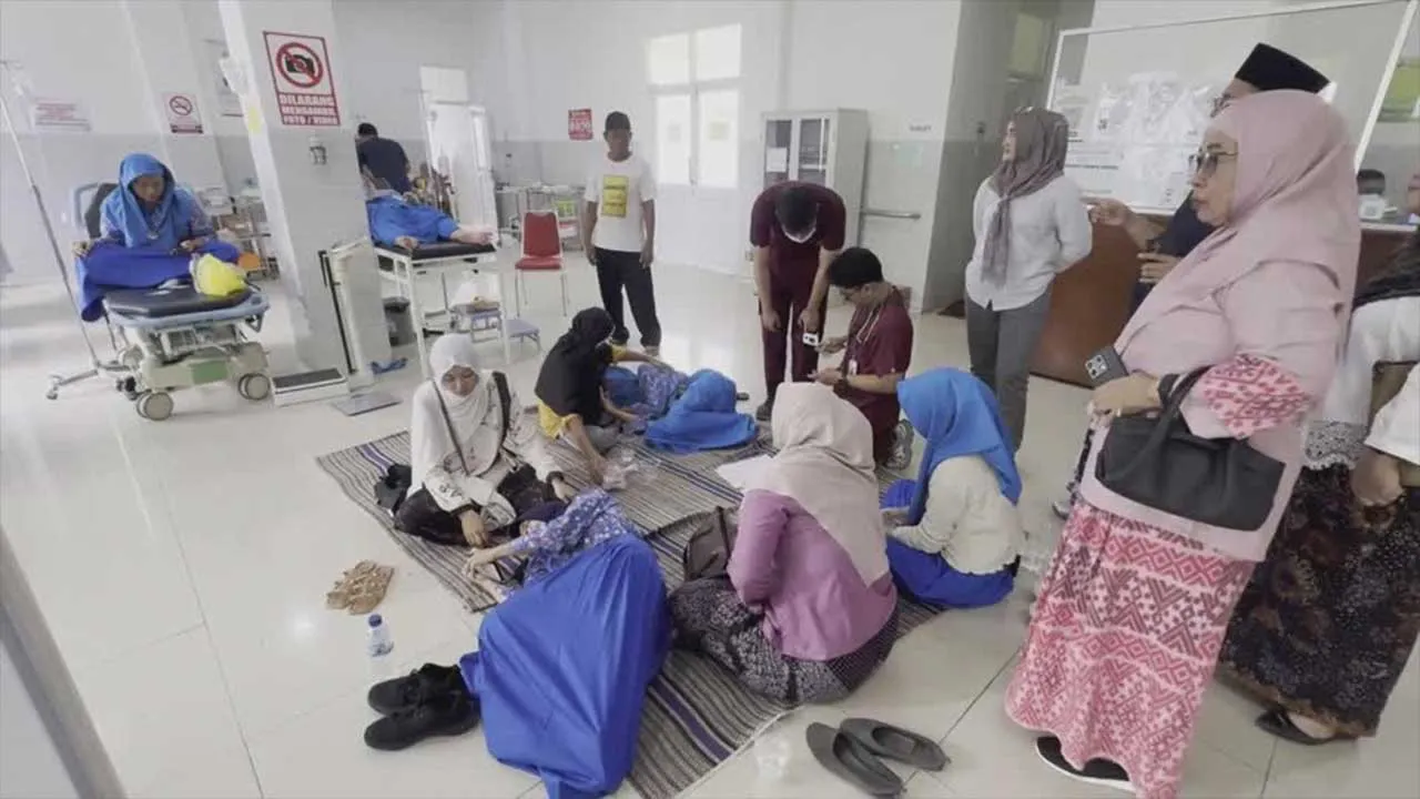 Indonesia's free meals programme sickens over 1,700 students, teachers