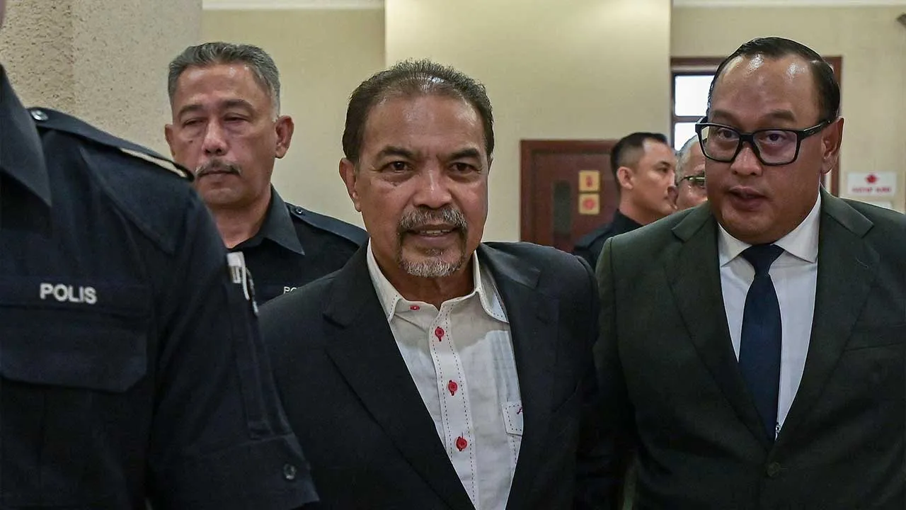 KUALA LUMPUR, 14 Sept - Bekas Menteri di Jabatan Perdana Menteri (Hal Ehwal Agama) Datuk Seri Jamil Khir Baharom (tengah) didakwa di Mahkamah Sesyen hari ini, atas tiga pertuduhan menyebabkan Lembaga Tabung Haji (TH) melupuskan wang RM860,308,770.51 atau SAR766,060,237 (Riyal Saudi) milik institusi itu kepada syarikat pemaju hartanah dan pengurusan projek berpangkalan di Arab Saudi Al-Rawda Real Estate Development And Projects Management Co Ltd (Al-Rawda). Jamil Khir, 65, yang juga bekas Ahli Parlimen Jerai