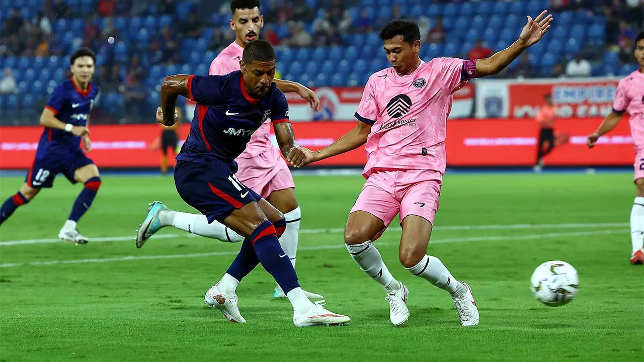 ISKANDAR PUTERI, 8 Sept - Pemain JDT De Macedo Da Silva Jairo melakukan tendangan dengan dihadang pemain Um-Damansara United Muhammad Hariz Mansor pada perlawanan Piala FA di Stadium Sultan Ibrahim hari ini. Kedudukan separuh masa kedua, JDT 10-0 UM-Damansara United. - fotoBERNAMA (2026) HAK CIPTA TERPELIHARA