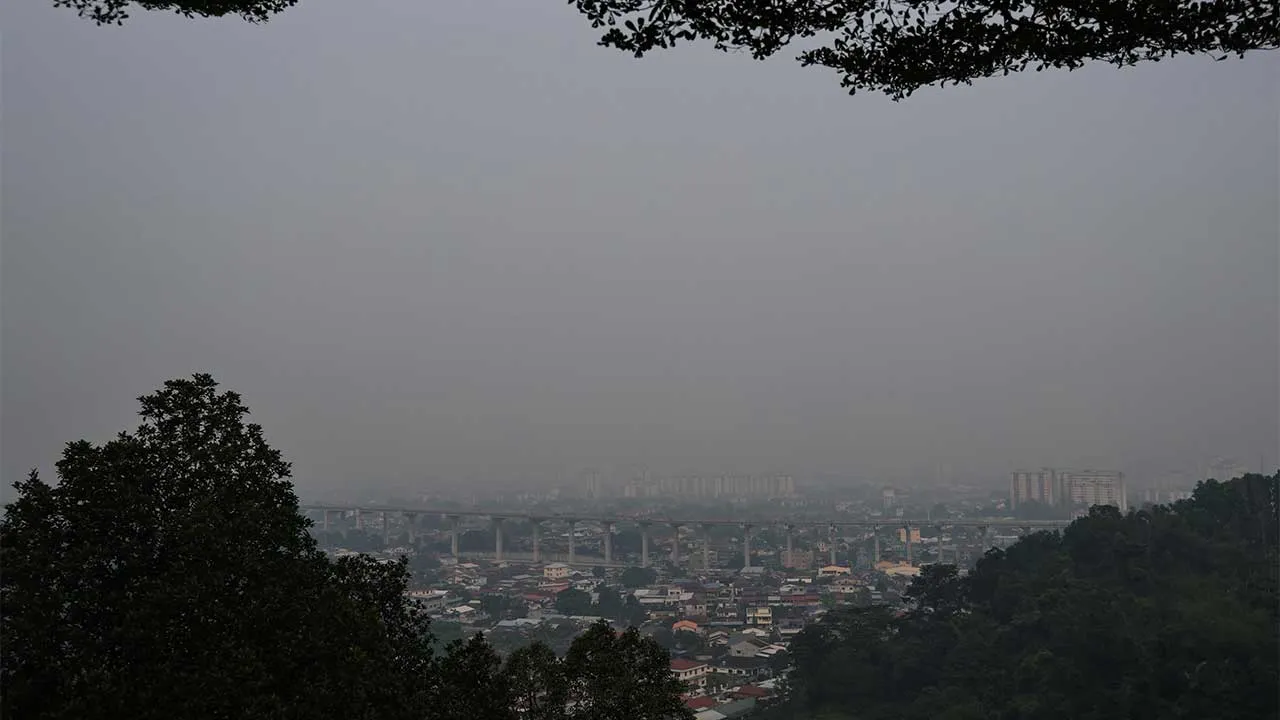 KUALA LUMPUR, 18 Sept - Pemandangan ibu kota Kuala Lumpur kelihatan kabur susulan jerebu yang menjejaskan kualiti udara dalam tinjauan FotoBernama di Bukit Ampang hari ini. Sebanyak 34 lokasi di seluruh negara merekodkan bacaan Indeks Pencemaran Udara (IPU) tidak sihat setakat 8 pagi ini. Semakan menerusi laman sesawang Sistem Indeks Pencemaran Udara, Jabatan Alam Sekitar mendapati Johan Setia merekodkan bacaan IPU tertinggi iaitu 198. - fotoBERNAMA (2026) HAK CIPTA TERPELIHARA