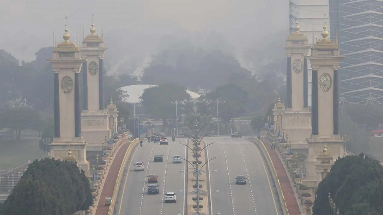 PUTRAJAYA, 18 Sept - Bacaan Indeks Pencemar Udara (IPU) di Putrajaya telah mencatatkan tahap tidak sihat iaitu 174 pada jam 12 tengah hari tadi. Berikutan itu, penganjur acara POWERMAN Malaysia yang dijadualkan berlangsung dari 18 hingga 20 September ini terpaksa membatalkan kategori POWERKIDS. - fotoBERNAMA (2026) HAK CIPTA TERPELIHARA