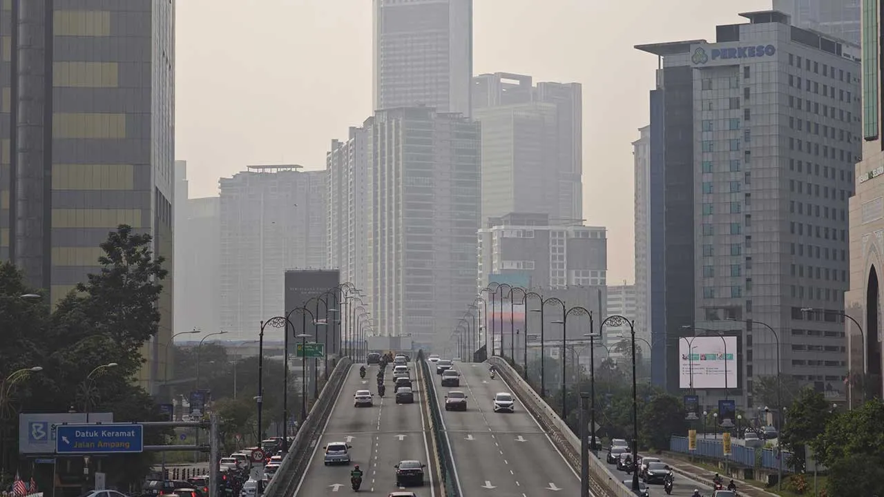 KUALA LUMPUR, 14 Sept - Ruang udara Kuala Lumpur pagi tadi kelihatan terjejas akibat diselubungi jerebu. Setakat jam 11 pagi ini, sebanyak 11 kawasan di seluruh negara telah mencatatkan bacaan Indeks Pencemar Udara (IPU) pada tahap tidak sihat. Menurut portal Sistem Pengurusan Indeks Pencemar Udara Malaysia (APIMS), tiga kawasan terjejas di Sarawak ialah Sri Aman dan Serian yang masing-masing merekodkan bacaan 174, serta Kuching (135). Sementara itu, lapan lagi kawasan di Semenanjung Malaysia turut mencatat