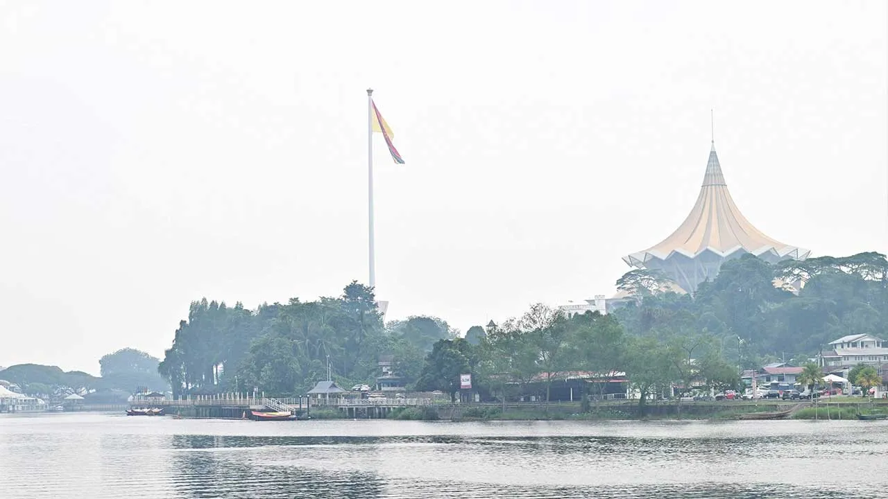 KUCHING, 23 Ogos - Tinjauan di sekitar Kuching tengah hari ini mendapati bandar raya tersebut diselubungi jerebu dengan bacaan Indeks Pencemaran Udara (IPU) 180. Sementara itu, stesen IPD Serian merekodkan bacaan tertinggi negara di paras 198 setakat 7 pagi tadi manakala lapan kawasan di Malaysia berada pada tahap kualiti udara tidak sihat. - fotoBERNAMA (2026) HAK CIPTA TERPELIHARA