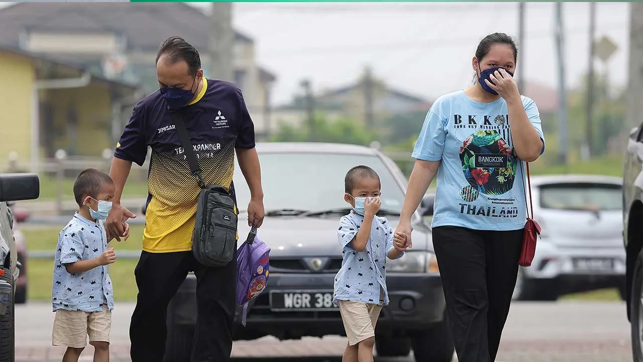 SERIAN, 5 Sept - Harrison Sastre (dua, kiri) membawa keluarganya untuk membeli barangan keperluan di sebuah pasaraya di Serian, hari ini. Semalam, Yang di-Pertuan Agong Sultan Ibrahim memperkenan pengisytiharan darurat di seluruh Bahagian Serian, berikutan keadaan jerebu yang telah mencapai tahap pencemaran udara yang membahayakan kesihatan dan keselamatan orang ramai. Pengisytiharan darurat jerebu di Serian turut menyaksikan penutupan 647 sekolah di seluruh Sarawak bermula Isnin ini, dengan sesi persekolah