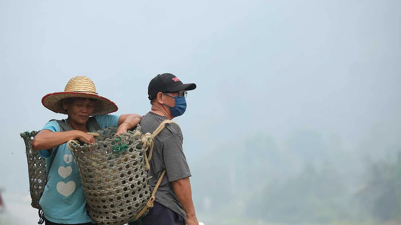 SERIAN, 4 Sept - Dua penduduk Kampung Rasau, Serian, Rikat Tanggok (kanan) dan isterinya, Jumi Buu (kiri), sibuk menjual durian di tepi Jalan Serian-Sri Aman dalam suasana jerebu petang ini. Yang di-Pertuan Agong Sultan Ibrahim telah memperkenankan pengisytiharan darurat di seluruh Serian, Sarawak berikutan keadaan jerebu yang mencapai tahap pencemaran udara yang membahayakan kesihatan dan keselamatan orang ramai. - fotoBERNAMA (2026) HAK CIPTA TERPELIHARA