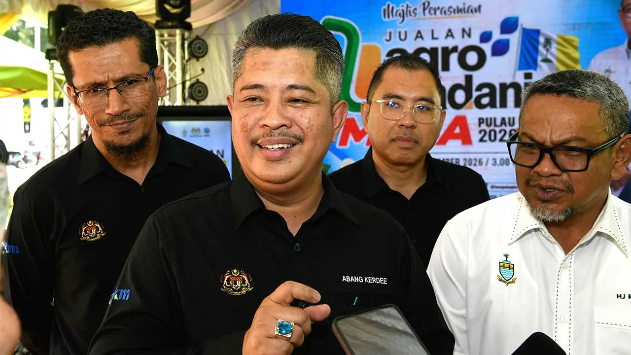 BUTTERWORTH, 26 Sept - Pengerusi Lembaga Pemasaran Pertanian Persekutuan (FAMA), Abang Ahmad Kerdee Abang Masagus ketika bertemu pengamal media pada program Jualan Agro MADANI Mega Pulau Pinang 2026 di Lotus Seberang Jaya hari ini. Turut hadir, Pengerusi Jawatankuasa Pembangunan Luar Bandar, Agroteknologi dan Keterjaminan Makanan dan Keusahawanan Pulau Pinang, Datuk Rashidi Zinol ((kanan). "fotoBERNAMA (2026) HAK CIPTA TERPELIHARA