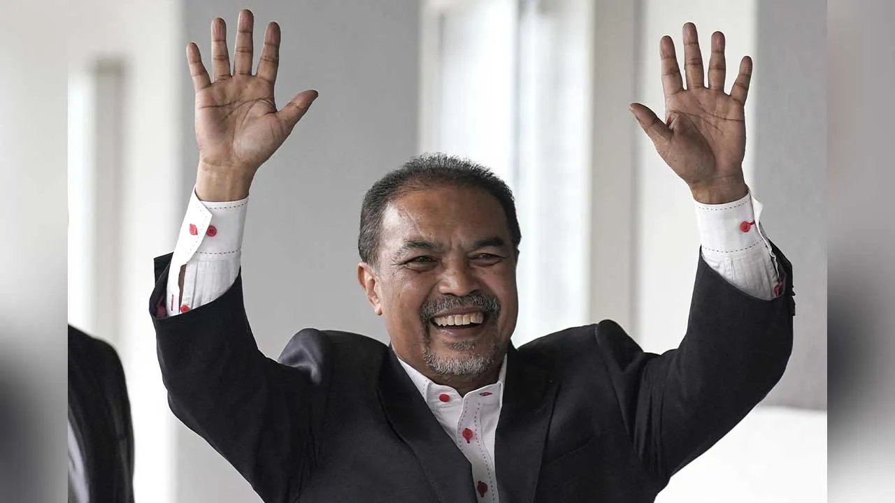 KUALA LUMPUR, 14 Sept - Bekas Menteri di Jabatan Perdana Menteri (Hal Ehwal Agama) Datuk Seri Jamil Khir Baharom didakwa di Mahkamah Sesyen hari ini, atas tiga pertuduhan menyebabkan Lembaga Tabung Haji (TH) melupuskan wang RM860,308,770.51 atau SAR766,060,237 (Riyal Saudi) milik institusi itu kepada syarikat pemaju hartanah dan pengurusan projek berpangkalan di Arab Saudi Al-Rawda Real Estate Development And Projects Management Co Ltd (Al-Rawda). Jamil Khir, 65, yang juga bekas Ahli Parlimen Jerai mengaku 