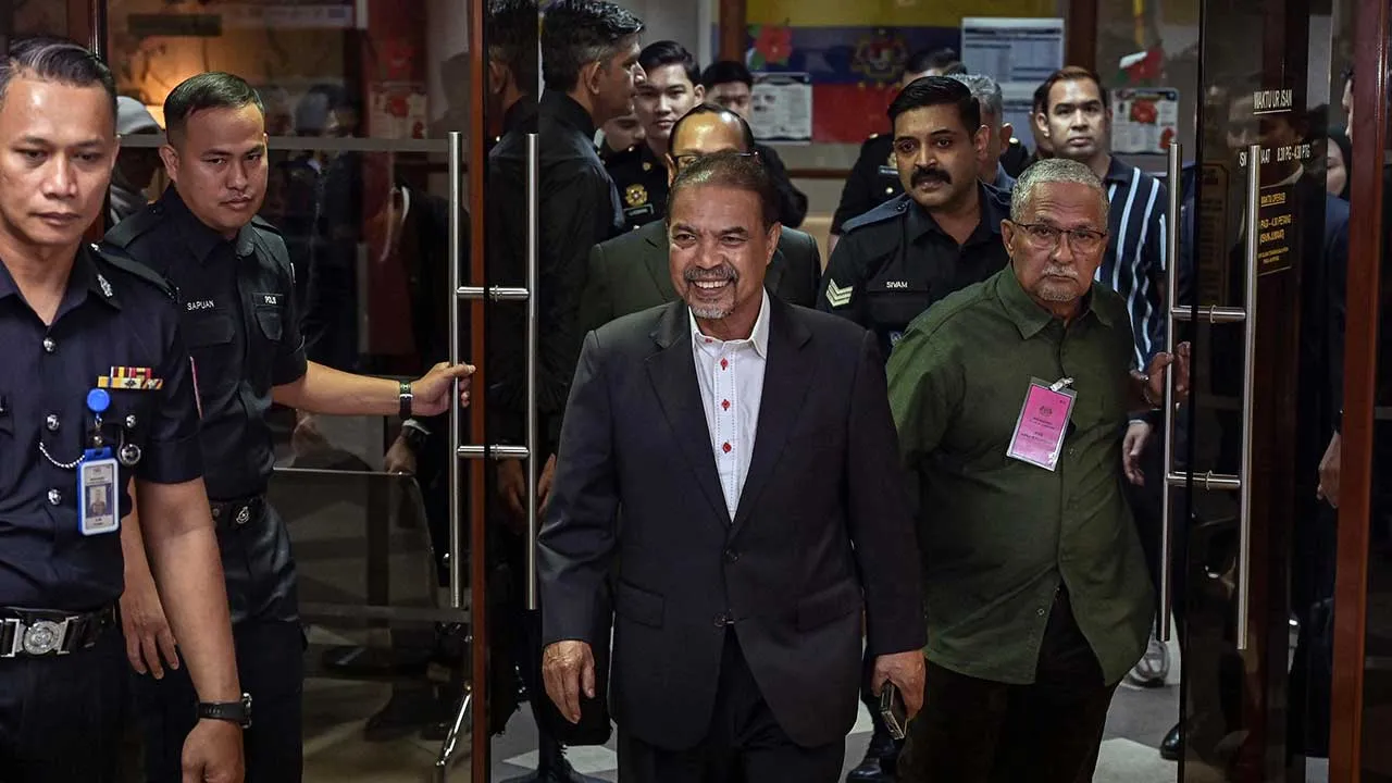 KUALA LUMPUR, 14 Sept - Bekas Menteri di Jabatan Perdana Menteri (Hal Ehwal Agama) Datuk Seri Jamil Khir Baharom (tengah) didakwa di Mahkamah Sesyen hari ini, atas tiga pertuduhan menyebabkan Lembaga Tabung Haji (TH) melupuskan wang RM860,308,770.51 atau SAR766,060,237 (Riyal Saudi) milik institusi itu kepada syarikat pemaju hartanah dan pengurusan projek berpangkalan di Arab Saudi Al-Rawda Real Estate Development And Projects Management Co Ltd (Al-Rawda). Jamil Khir, 65, yang juga bekas Ahli Parlimen Jerai