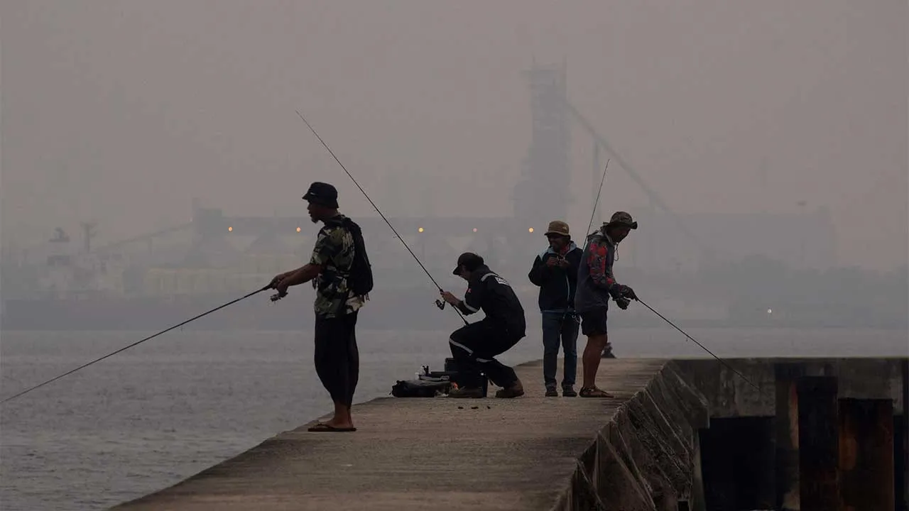 LABUAN, 31 Ogos - Pemandangan berjerebu dirakam di sekitar Jeti Marina Awam Labuan dengan bacaan Indeks Pencemaran Udara (IPU) 165 setakat 6 petang tadi. Selain Labuan, beberapa kawasan lain turut mencatatkan bacaan IPU pada tahap tidak sihat, iaitu Miri (177), Kota Kinabalu (156) dan Bandar Seri Begawan, Brunei (163). - fotoBERNAMA (2026) HAK CIPTA TERPELIHARA