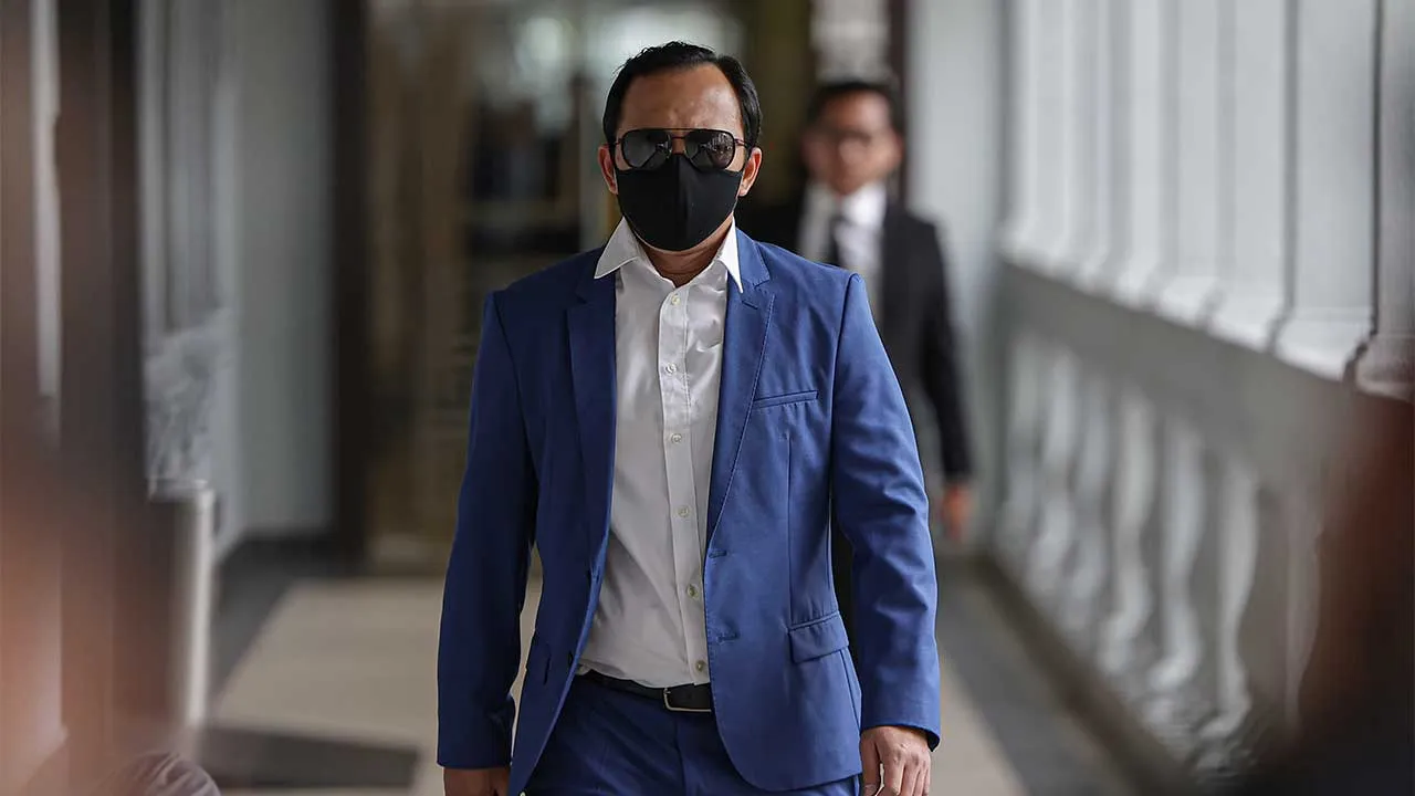 KUALA LUMPUR, 8 Julai - Bekas Pengurus Petroliam Nasional Berhad (PETRONAS) Mohd Khairul Akmal Mohd Jasni hadir bagi perbicaraan kes yang dihadapinya di Mahkamah Sesyen hari ini atas dakwaan cuba mendedahkan dokumen sulit syarikat itu kepada Petroleum Sarawak Berhad (Petros). - fotoBERNAMA (2026) HAK CIPTA TERPELIHARA