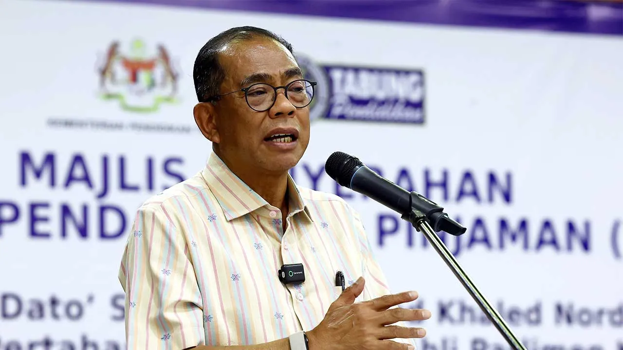 KOTA TINGGI, 5 Sept - Menteri Pertahanan Datuk Seri Mohamed Khaled Nordin berucap pada Majlis Penyerahan Wang Pendahuluan Pinjaman (WPP) Perbadanan Tabung Pendidikan Tinggi Nasional (PTPTN) di Dewan Jubli Intan Sultan Ibrahim, hari ini. - fotoBERNAMA (2026) HAK CIPTA TERPELIHARA