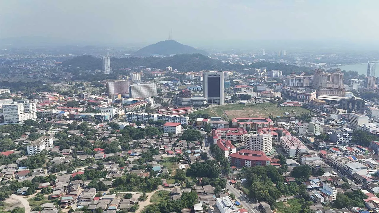 KUALA TERENGGANU, 21 Julai - Pemandangan sekitar pusat bandar Kuala Terengganu sedikit kabur berikutan jerebu ketika tinjauan di sini hari ini. Sembilan lokasi di seluruh negara mencatat bacaan Indeks Pencemaran Udara (IPU) tidak sihat, setakat jam 2.30 petang ini, meningkat berbanding lapan pada pagi tadi. Berdasarkan maklumat laman sesawang Sistem Pengurusan Indeks Pencemaran Udara (APIMS), Jabatan Alam Sekitar (JAS), lokasi berkenaan ialah Alor Gajah di Melaka yang masih mencatat bacaan tertinggi dengan 