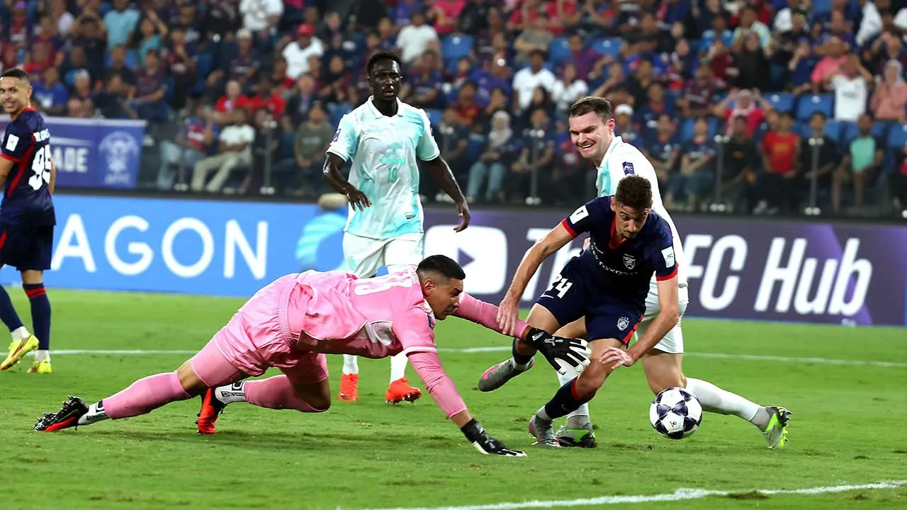 ISKANDAR PUTERI, 15 Sept - Pemain JDT Oscar Arribas melakukan percubaan selepas gagal dihalang penjaga gol Buriram United Neil Etheridge pada perlawanan peringkat Zon Timur, Liga Juara-Juara Asia Elite (ACLE) di Stadium Sultan Ibrahim hari ini. Keputusan perlawanan seri 1-1. - fotoBERNAMA (2026) HAK CIPTA TERPELIHARA