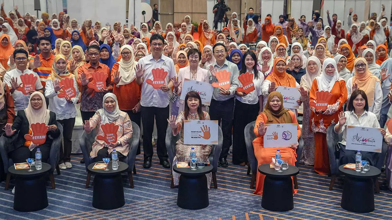JOHOR BAHRU, 12 Sept - Timbalan Menteri Pembangunan Wanita, Keluarga dan Masyarakat Lim Hui Ying (tengah) bergambar dengan para peserta Program Advokasi Kesejahteraan Untuk Wanita@Keganasan Rumah Tangga (AKU Wanita@KRT) dan Hari Terbuka PRISMAnita Negeri Johor 2026 di Seri Alam hari ini. - fotoBERNAMA (2026) HAK CIPTA TERPELIHARA