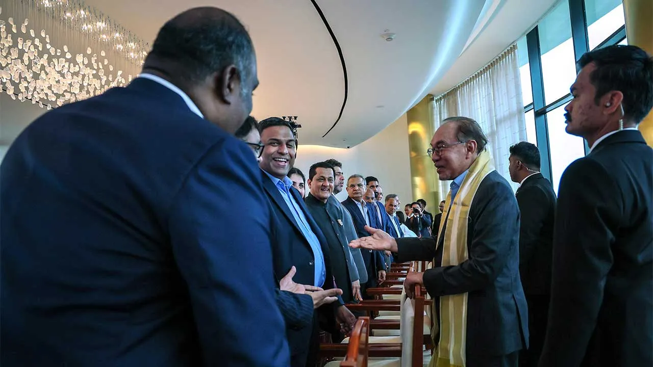 KERALAM, 14 Sept - Perdana Menteri Datuk Seri Anwar Ibrahim beramah mesra dengan tokoh perniagaan pada Majlis Minum Petang bersama Gabenor Keralam, Menteri Industri dan Perdagangan, IT dan AI Keralam serta tokoh perniagaan terkemuka India di Calicut hari ini. - fotoBERNAMA (2026) HAK CIPTA TERPELIHARA