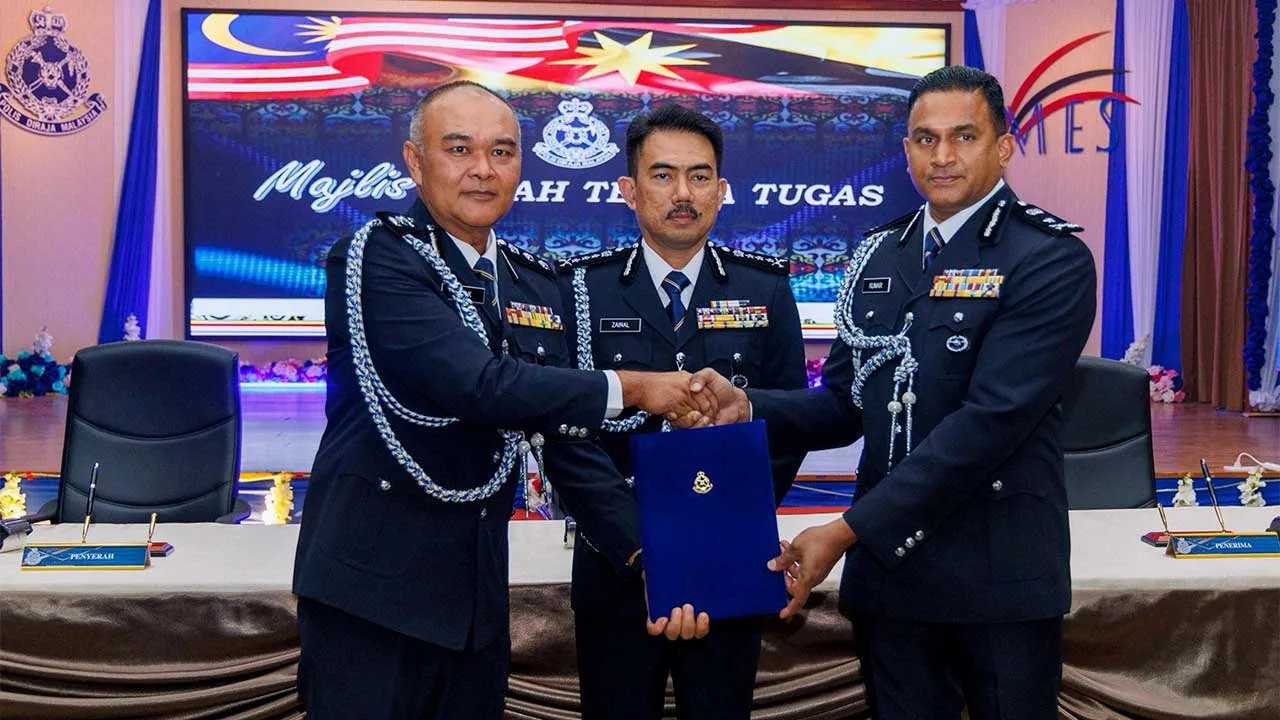 KUCHING, 1 Sept - Pesuruhjaya Polis Sarawak Datuk Mohamad Zainal Abdullah (tengah) menyaksikan Asisten Komisioner Polis Ishak Yaakob (kiri) menyerahkan dokumen serah terima tugas kepada Senior Asisten Komisioner Polis Kumarasab Muniandy (kanan) semasa hadir pada Majlis Serah Terima Tugas Jawatan Ketua Jabatan Siasatan Jenayah Sarawak di Ibu Pejabat Polis Kontijen (IPK) Sarawak hari ini. - fotoBERNAMA (2026) HAK CIPTA TERPELIHARA