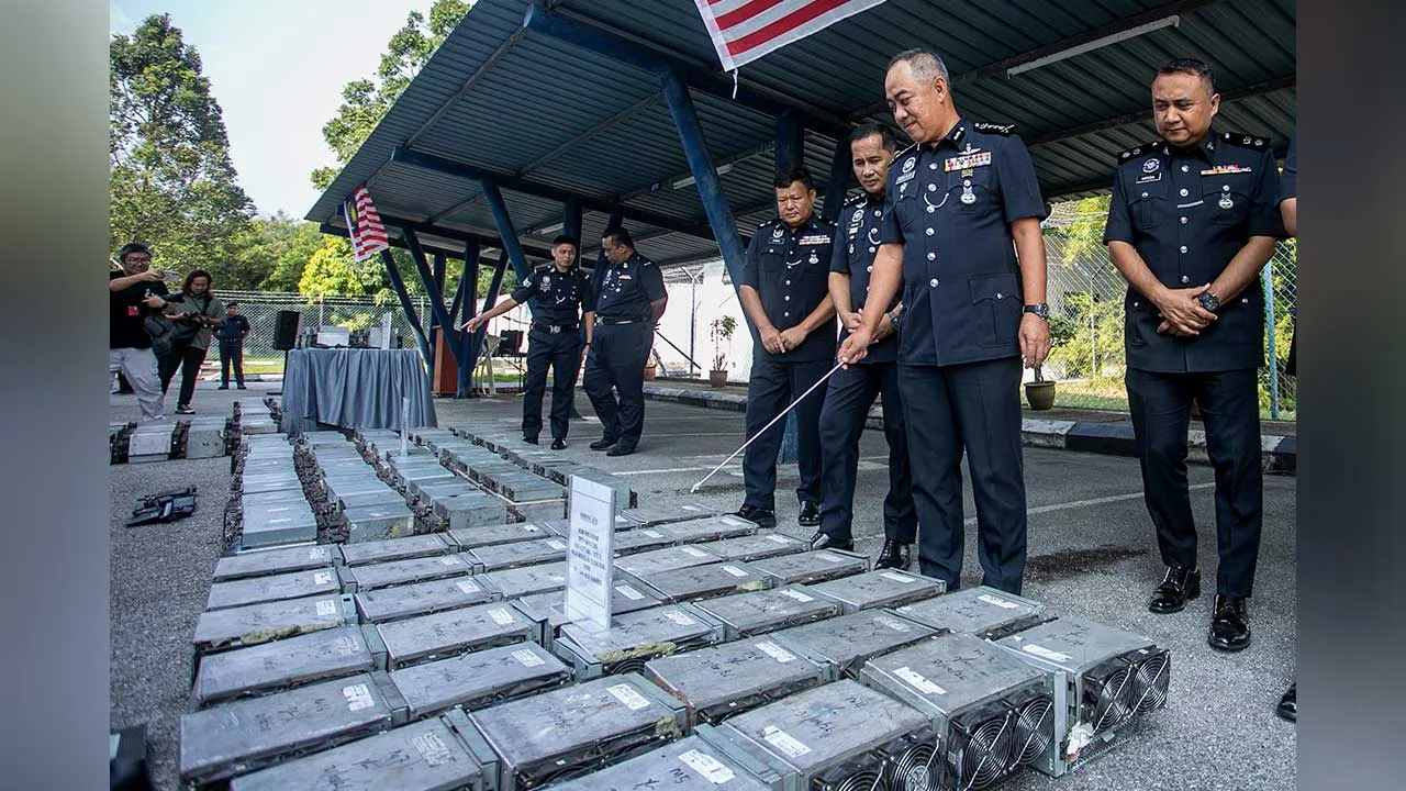 SUNGAI SIPUT, 2 Sept - Ketua Polis Perak Datuk Mohd Alwi Zainal Abidin (dua,kanan) menunjukkan barang rampasan berkaitan kejayaan membanteras kegiatan perlombongan Bitcoin dan kecurian bekalan elektrik di daerah Sungai Siput dan Perak Tengah pada sidang media di Ibu Pejabat Polis Daerah (IPD) Sungai Siput di sini, hari ini. Turut hadir Timbalan Ketua Polis Perak DCP Mohammad Azlin Sadari (tiga,kanan). - fotoBERNAMA (2026) HAK CIPTA TERPELIHARA