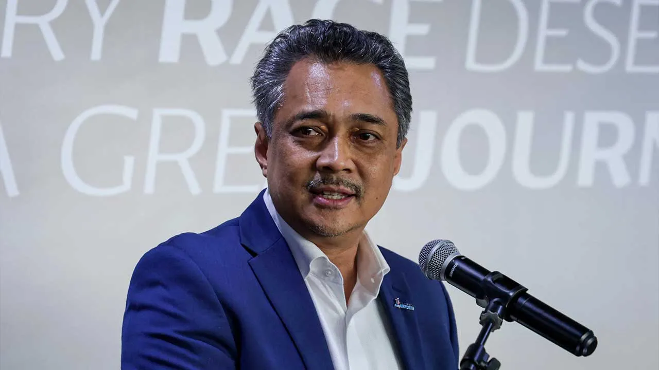 SEPANG, 30 Sept - Pengarah Urusan Malaysia Airports Datuk Mohd Izani Ghani berucap selepas ketibaan penerbangan sulung Gulf Air GF158 dari Bahrain ke Kuala Lumpur di Lapangan Terbang Antarabangsa Kuala Lumpur (KLIA) hari ini. - fotoBERNAMA (2026) HAK CIPTA TERPELIHARA