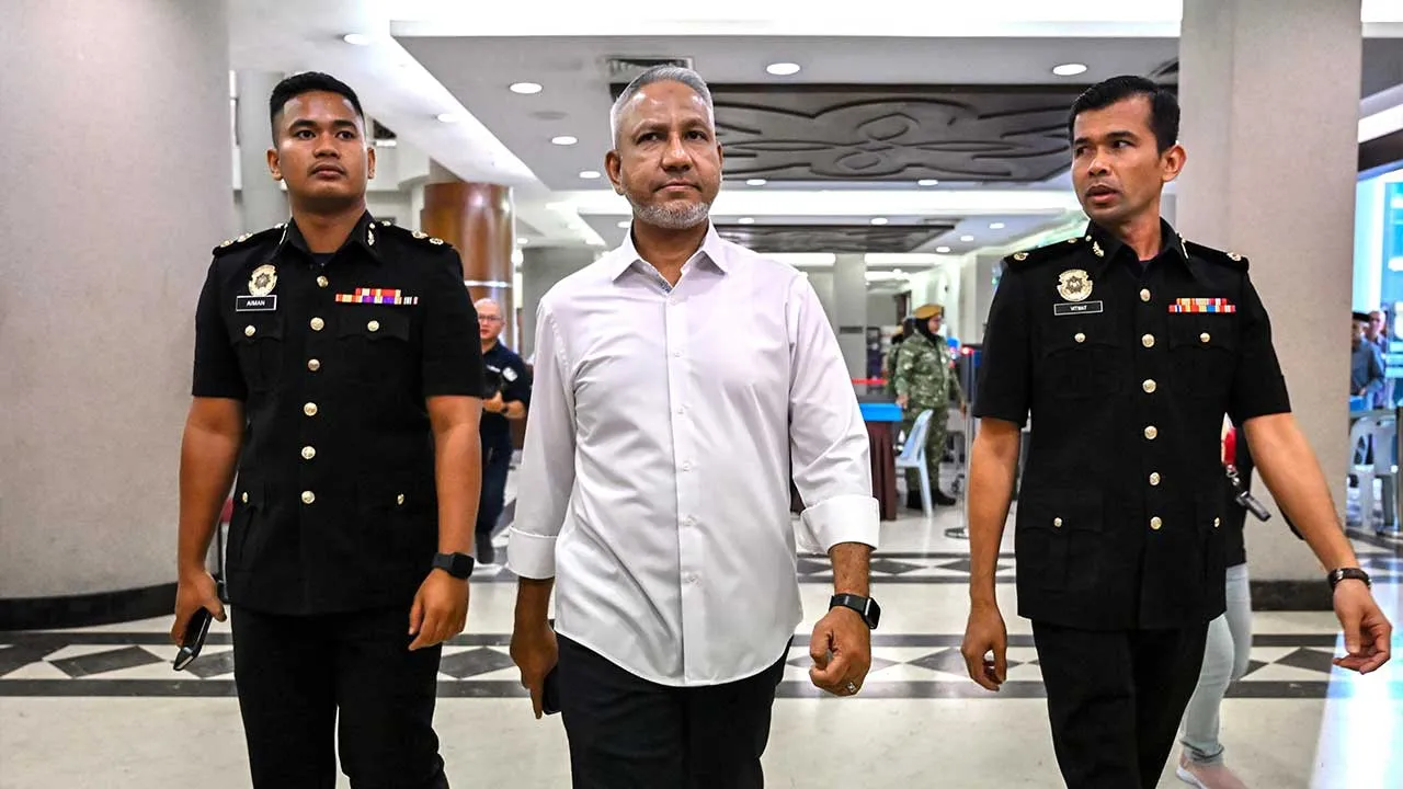 KUALA LUMPUR, 29 Sept - Bekas Ketua Pegawai Eksekutif (CEO) FELDA Investment Corporation Sdn Bhd (FIC), dihadapkan ke Mahkamah Sesyen di sini hari ini, atas dua pertuduhan memperdayakan Lembaga Pengarah FIC berhubung pelantikan sebuah syarikat bagi projek cadangan pembangunan komersial serta nilai harga pasaran bagi 24 tanah milik FELDA, 12 tahun lepas. Mohd Zaid Abdul Jalil, 55, mengaku tidak bersalah selepas kedua-dua pertuduhan dibacakan di hadapan Hakim Rosli Ahmad. - fotoBERNAMA (2026) HAK CIPTA TERPEL