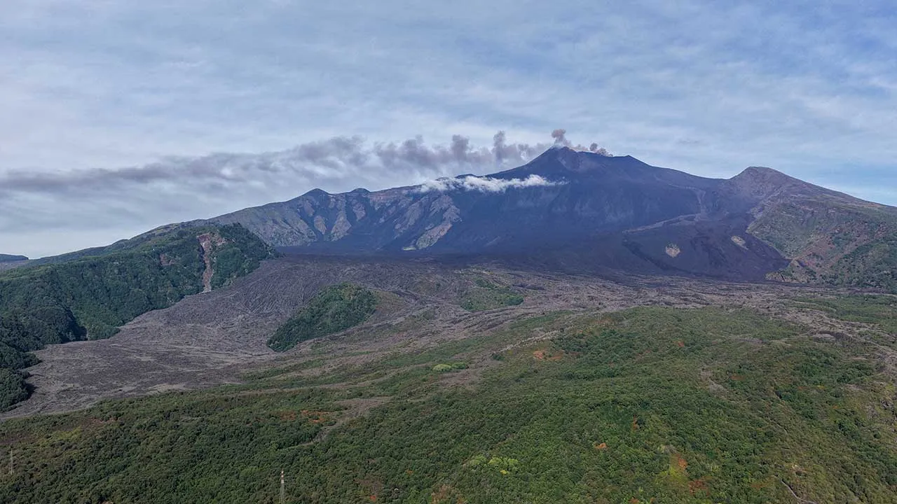 A view shows volcanic ash and fumes rising during an eruption at Mount Etna, as seen from Milo, Sicily, Italy, September 14, 2026. Giuseppe Di Stefano/Etna Walk/Handout via REUTERS ATTENTION EDITORS - THIS IMAGE WAS PROVIDED BY A THIRD PARTY. REFILE - UPDATING BYLINE