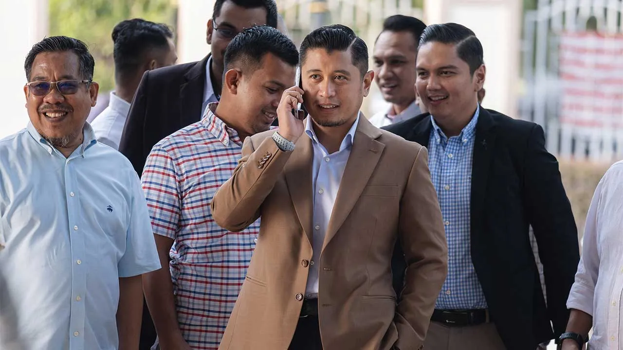 KUALA LUMPUR, 9 Sept - Ahli Dewan Undangan Negeri (ADUN) Gombak Setia Muhammad Hilman Idham (dua, kanan) dilepas dan dibebaskan oleh Mahkamah Majistret hari ini daripada pertuduhan membuat kenyataan didakwa boleh menimbulkan kegentaran awam menerusi aplikasi TikTok, tahun lepas. Majistret Nurul Izzah Hasan Basri membuat keputusan itu selepas mendapati pihak pendakwaan gagal membuktikan elemen inti pati bagi pertuduhan dalam kes tersebut di bawah Seksyen 505(b) Kanun Keseksaan. - fotoBERNAMA (2026) HAK CIPTA
