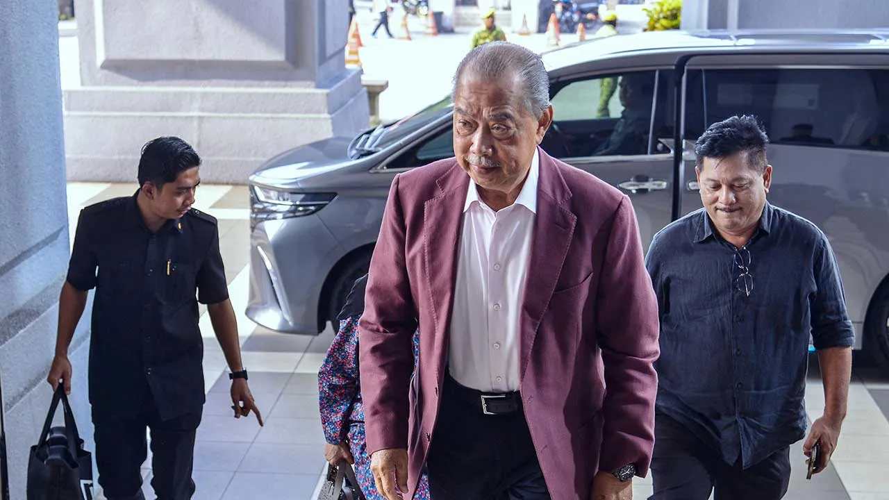 KUALA LUMPUR, 2 Sept - Bekas Perdana Menteri Tan Sri Muhyiddin Yassin hadir di Mahkamah Tinggi hari ini bagi perbicaraan tujuh pertuduhan menyalahgunakan kedudukan dan pengubahan wang haram. Muhyiddin, 79, yang ketika kejadian merupakan Perdana Menteri dan Presiden Bersatu, berdepan empat pertuduhan menggunakan kedudukannya untuk memperoleh suapan berjumlah RM225.3 juta bagi parti itu daripada tiga syarikat iaitu Bukhary Equity Sdn Bhd, Nepturis Sdn Bhd dan Mamfor Sdn Bhd serta Datuk Azman Yusoff, berkaitan