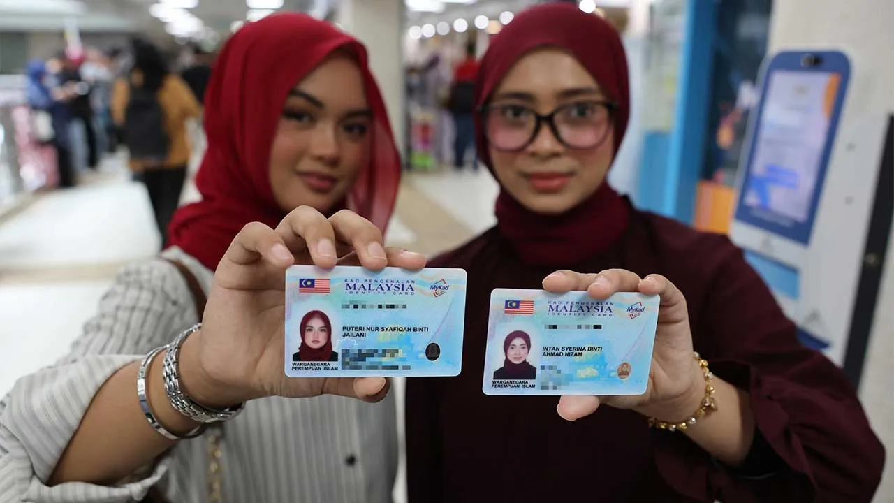 PUTRAJAYA, 17 Sept - Puteri Nur Syafiqah Jailani (kiri) bersama Intan Syerina Ahmad Nizam menunjukkan kad pengenalan baharu pada hari pertama pengeluaran MyKad Generasi Baharu di Jabatan Pendaftaran Negara hari ini. - fotoBERNAMA (2026) HAK CIPTA TERPELIHARA *** Local Caption ***