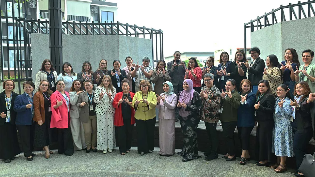 KUCHING, 25 Sept - Menteri Pembangunan Wanita, Keluarga dan Masyarakat Datuk Seri Nancy Shukri bergambar bersama peserta ketika menghadiri Program Kepimpinan Wanita dan Pemimpin Akar Umbi Dayak dalam Tadbir Urus, Pembuatan Keputusan dan Pembangunan Lestari (PERANTIS) di Dayak Chamber Tower hari ini. - fotoBERNAMA (2026) HAK CIPTA TERPELIHARA