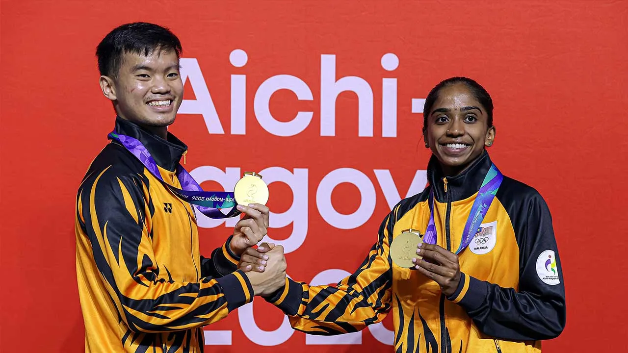 NAGOYA , 27 Sept - Atlet skuasy negara Ng Eain Yow dan S. Sivasangari menunjukkan pingat emas yang dimenangi mereka dalam acara skuasy perseorangan lelaki dan wanita pada Sukan Asia Aichi-Nagoya 2026 di Nagoya Kinjo Futo Arena hari ini. - fotoBERNAMA (2026) HAK CIPTA TERPELIHARA