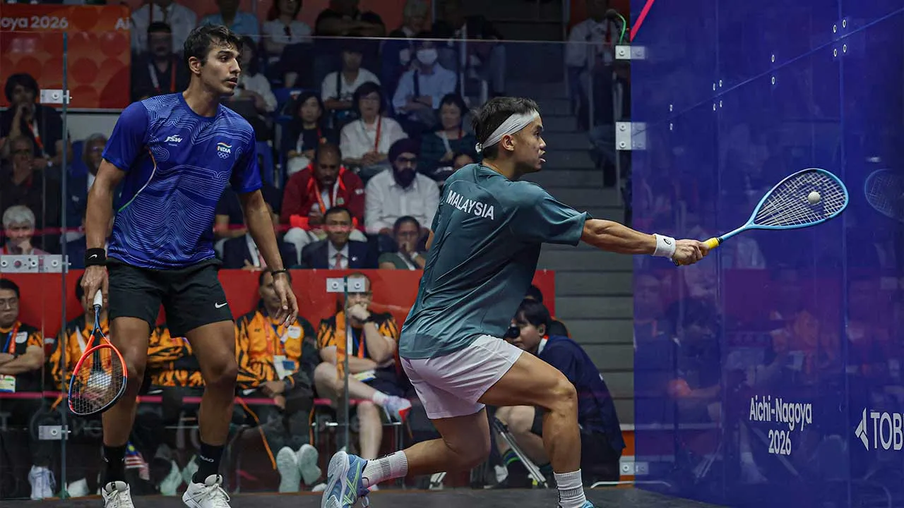 NAGOYA, 27 Sept - PADU... Pukulan pemain skuasy kebangsaan, Ng Eain Yow (kanan), ketika menentang wakil India, Abhay Singh, pada aksi final perseorangan lelaki Sukan Asia Aichi-Nagoya 2026 di Nagoya Kinjo Futo Arena, hari ini. Ng mencatat kemenangan 11-9, 11-5, 11-5, sekali gus menghadiahkan pingat emas buat kontinjen negara. - fotoBERNAMA (2026) HAK CIPTA TERPELIHARA