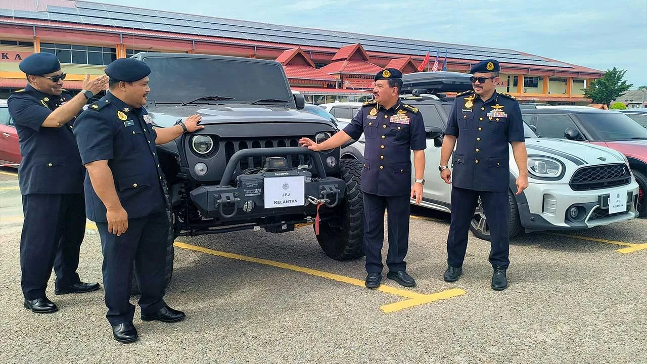KOTA BHARU, 27 Sept - Pengarah Kanan Penguatkuasa JPJ Malaysia Datuk Muhammad Kifli Ma Hassan (dua, kanan) bersama para pegawainya melihat kenderaan mewah yang disita oleh JPJ Kelantan dalam Ops Luxury tahun ini. Jabatan Pengangkutan Jalan (JPJ) menyita sebanyak 3,790 kenderaan mewah menerusi Ops Luxury, yang dianggarkan bernilai RM550 juta dari Jun 2025 hingga 26 Sept tahun ini atas pelbagai kesalahan dan ketidakpatuhan terhadap undang-undang jalan raya. - fotoBERNAMA (2026) HAK CIPTA TERPELIHARA