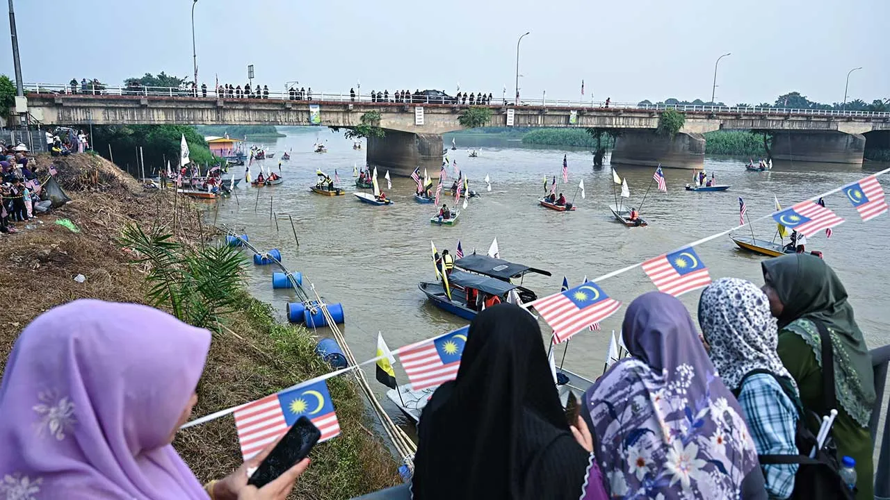 PASIR SALAK, 16 Sept - Orang ramai menyaksikan Program Perarakan 100 Bot yang diadakan sempena Sambutan Hari Malaysia di Jeti Nelayan Kepala Pulau hari ini. - fotoBERNAMA (2026) HAK CIPTA TERPELIHARA