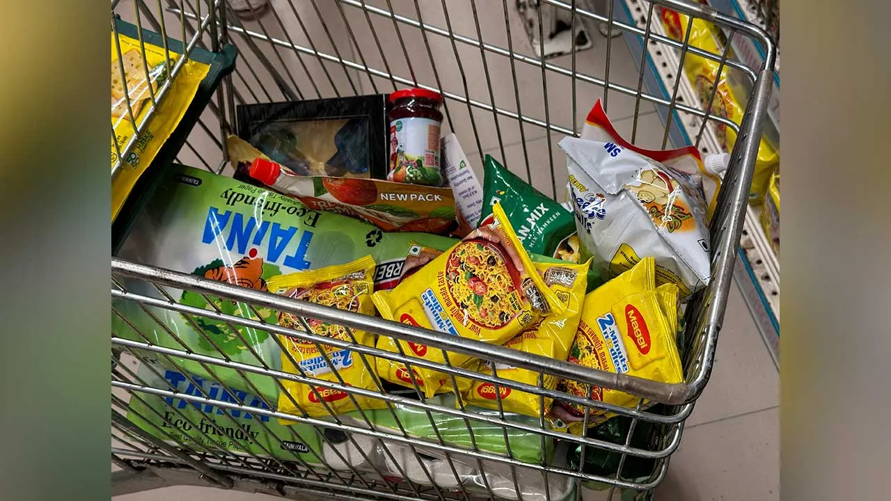 FILE PHOTO: Packets of Nestle Maggi 2-Minute Noodles in a shopping cart in Mumbai, India, August 19, 2026. Picture taken with a mobile phone. REUTERS/Francis Mascarenhas/File Photo
