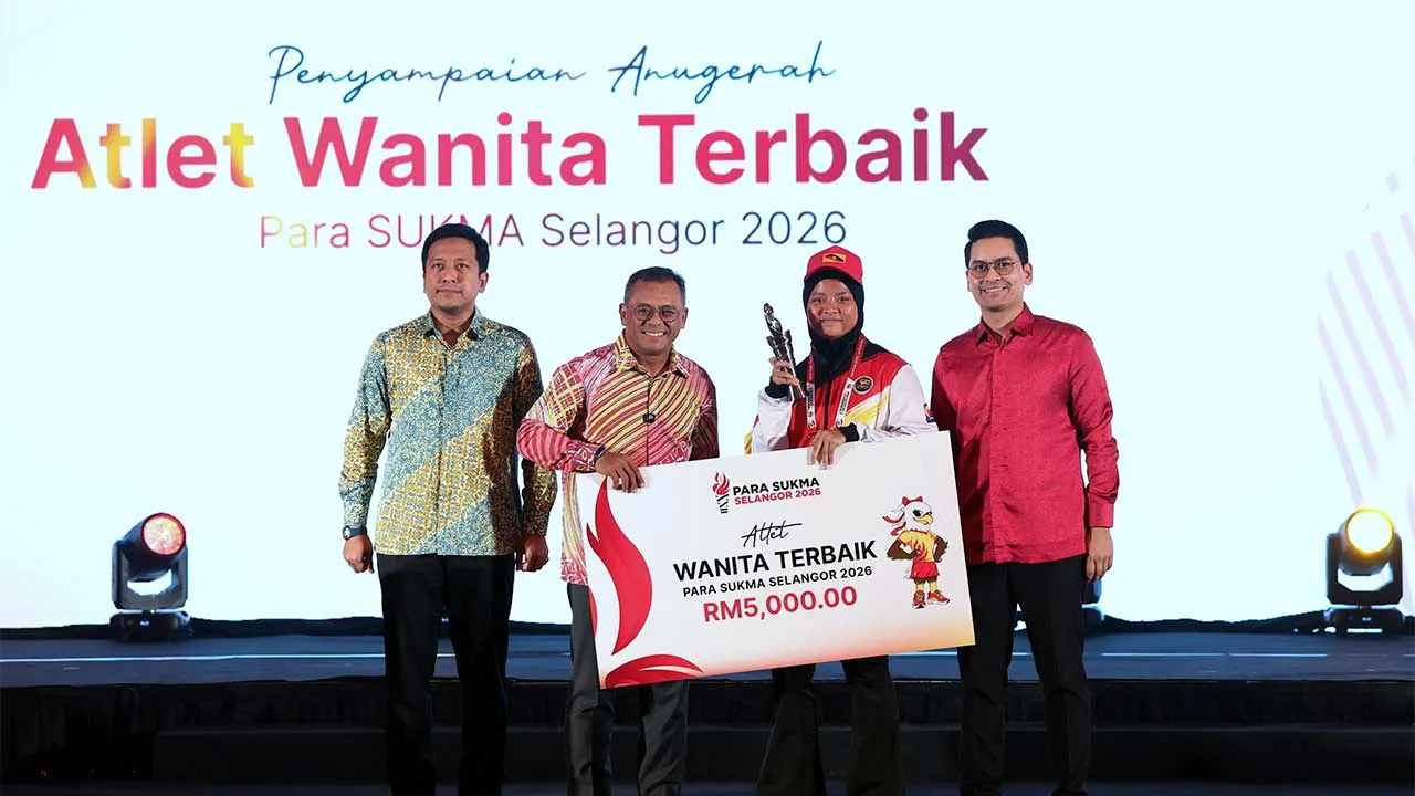 SHAH ALAM, 10 Sept - Menteri Besar Selangor, Datuk Seri Amirudin Shari (dua, kiri) menyampaikan Anugerah Atlet Wanitai Terbaik Para SUKMA Selangor 2026 kepada atlet para olahraga Sarawak, Noshazwani Maisara Marzuki pada majlis penutupan Para Sukan Malaysia (SUKMA) Selangor 2026 di Pusat Dagangan Antarabangsa Selangor (SITC), hari ini. Turut hadir Menteri Belia dan Sukan, Dr Mohammed Taufiq Johari (kanan). - fotoBERNAMA (2026) HAK CIPTA TERPELIHARA