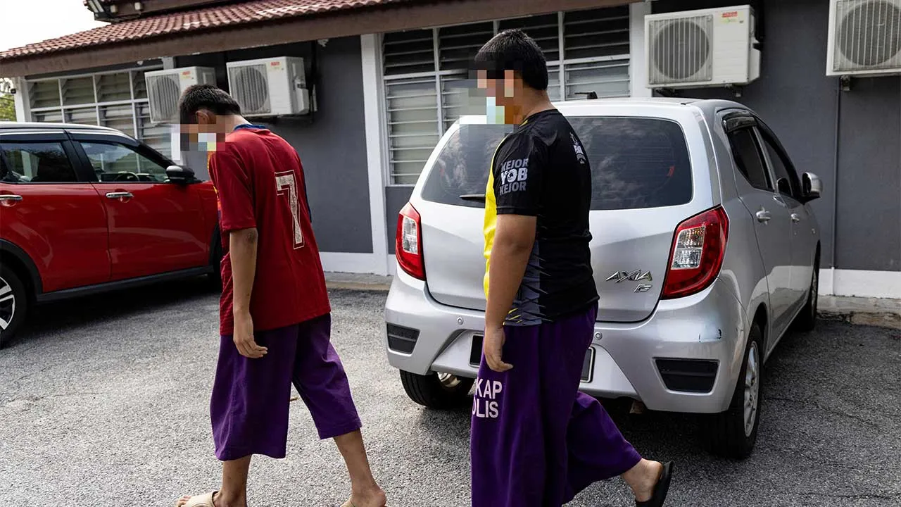PARIT, 25 Sept - Dua pelajar lelaki sebuah maahad tahfiz di sini dihadapkan ke Mahkamah Majistret hari ini atas pertuduhan mencederakan seorang lagi pelajar dengan seterika, 19 Sept lalu. Pelajar berusia 13 dan 14 tahun itu bagaimanapun mengaku tidak bersalah selepas pertuduhan dibacakan di hadapan Majistret Nurul Izalina Rajaai. Majistret kemudian menetapkan jaminan RM500 setiap tertuduh dan menetapkan 27 Oktober untuk tarikh sebutan semula. - fotoBERNAMA (2026) HAK CIPTA TERPELIHARA