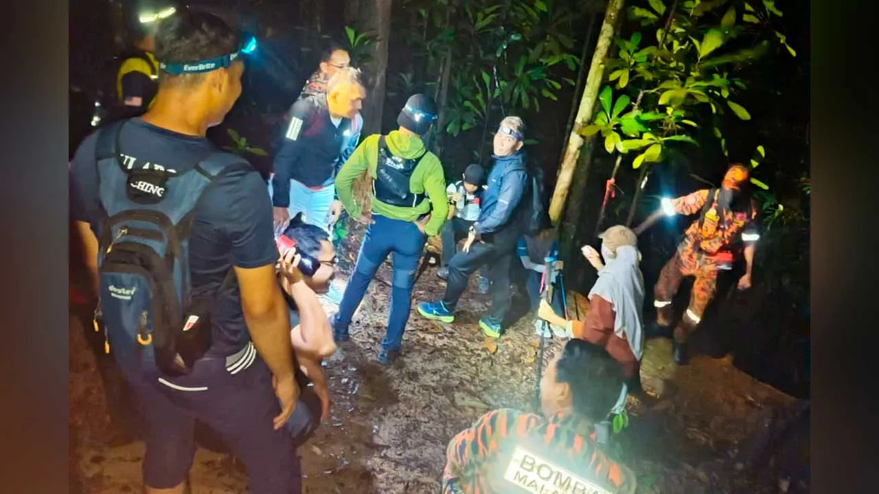Lima pendaki yang tersesat di Bukit Larut, Taiping berjaya diselamatkan lewat malam tadi. Foto JBPM Perak. 